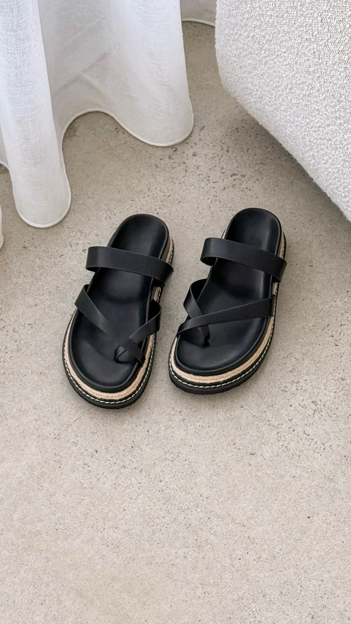 Amia Slide Black