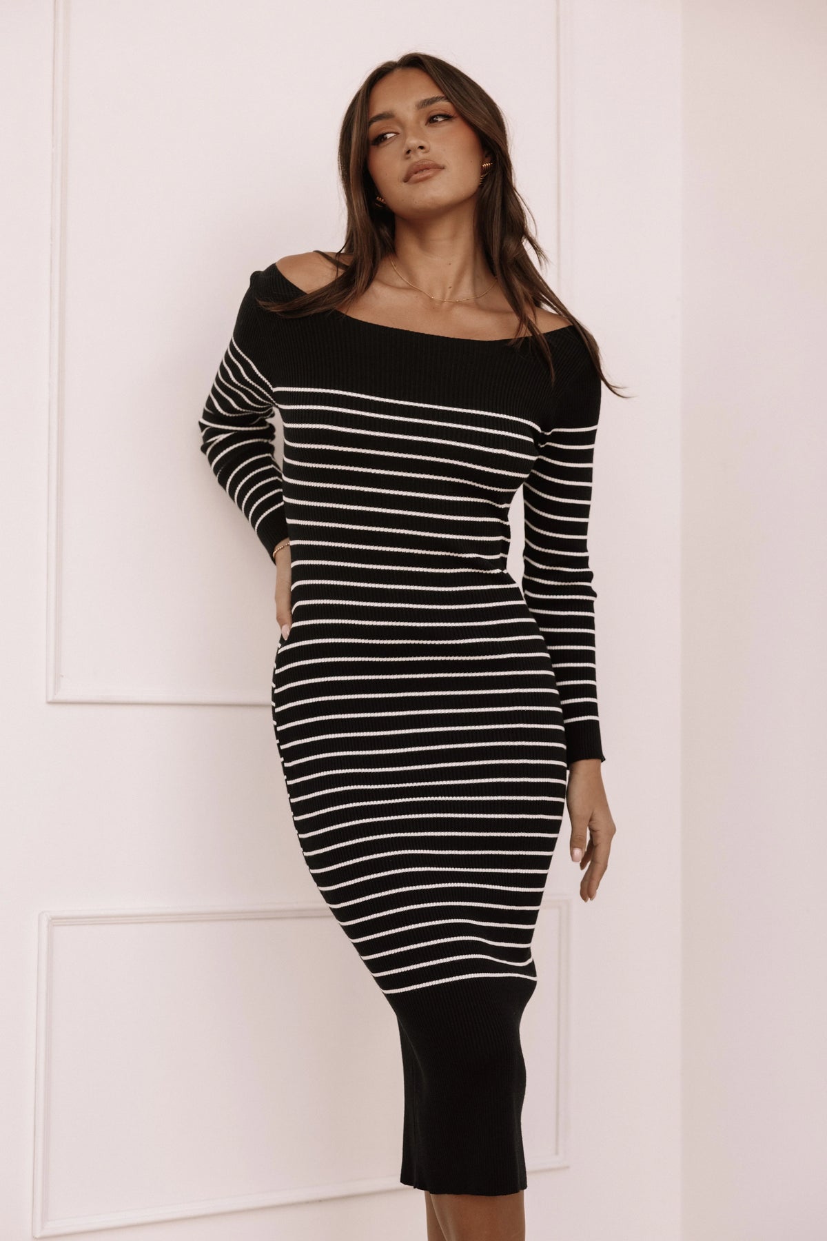 Baxtor Off the Shoulder Midi Dress White Black